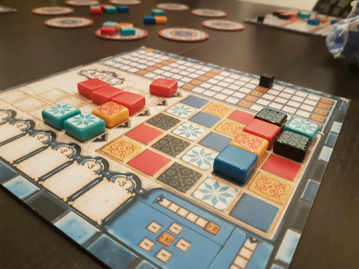 Partida de Azul en progreso, con azulejos en los tableros de los jugadores