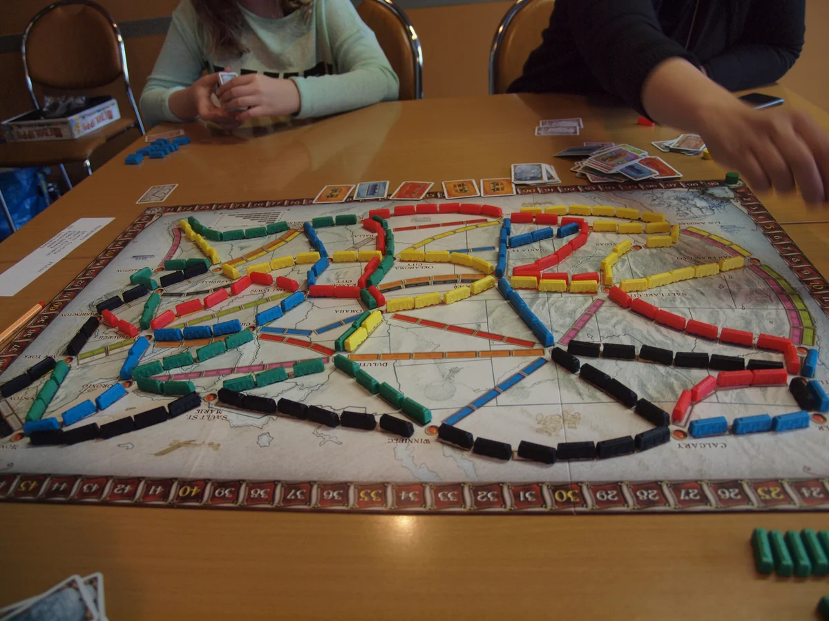 Partida de Ticket to Ride al final del juego, con rutas de tren completadas